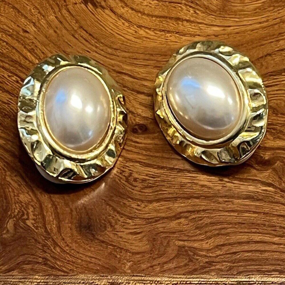 E28 - Vintage  80’s Large Faux Pearl Oval Earrings Gold Tone Clip On